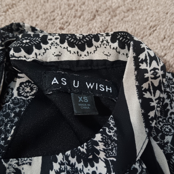 As U Wish Halter‎ Romper Size XS in a Black and White Paisley Pattern - Picture 9 of 9